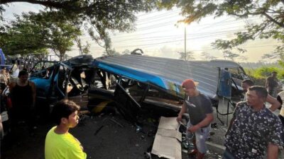 breaking-news:-kecelakaan-maut-di-jalur-banyuwangi,-mobil-elf-tabrak-satu-towing,-6-penumpang-tewas-–-tribunjatim.com