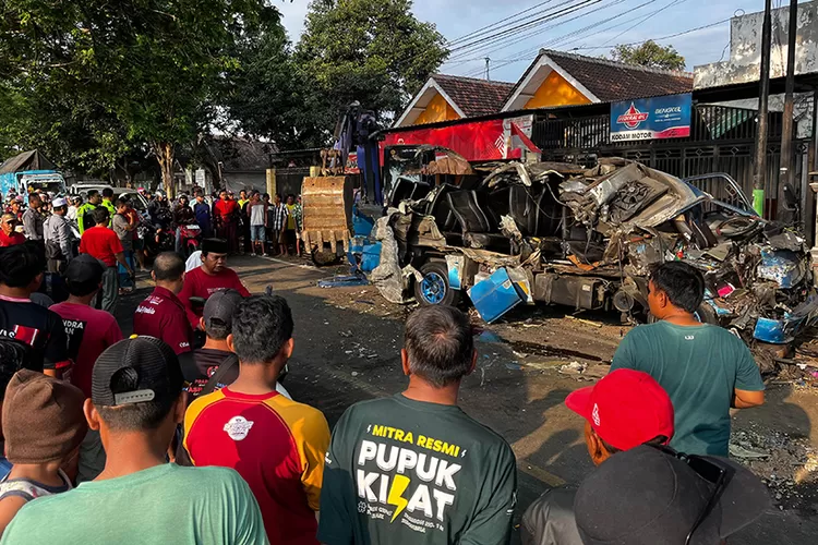 Kronologi 6 Penumpang Travel Tewas Usai Tabrak Towing Muatan Alat Berat di Jalan Raya Situbondo-Banyuwangi