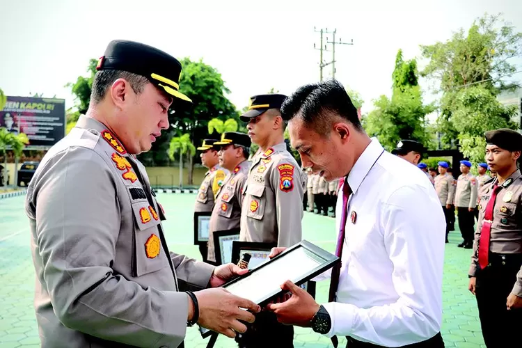 ungkap-kasus-kurang-24-jam,-kanit-reskrim-polsek-muncar-diganjar-penghargaan-kapolresta-banyuwangi-–-radar-banyuwangi