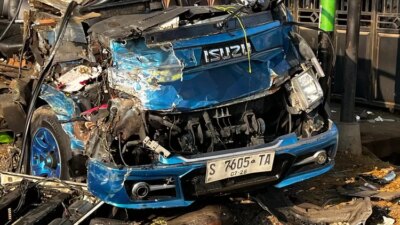 this-identity-of-the-victim-died-as-a-collision-of-two-cars-travel-and-towing-at-bangsring