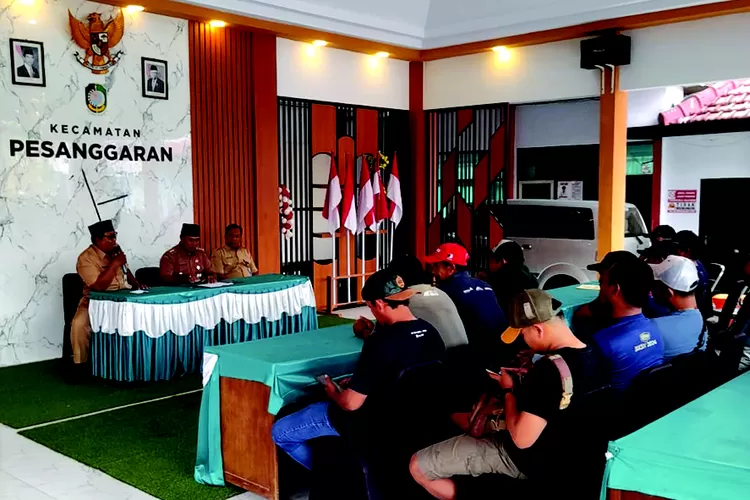 ratusan-karyawan-tambang-emas-tumpang-pitu-banyuwangi-terancam-dipecat,-minta-camat-fasilitasi-bertemu-pt-bsi