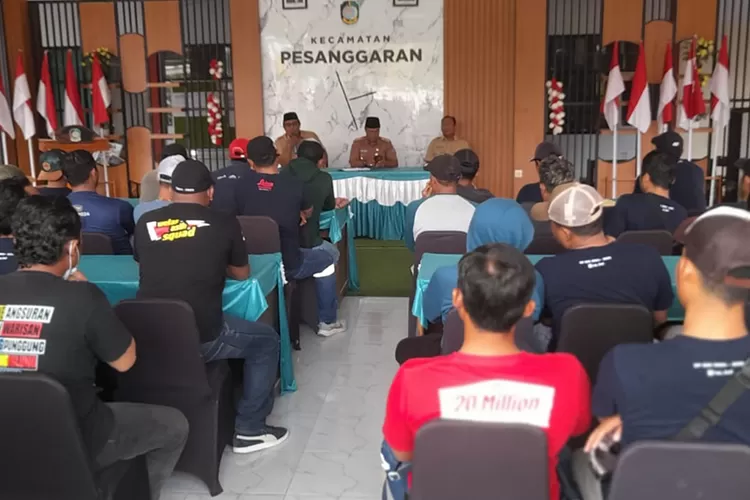 begini-respon-camat-pesanggaran-soal-ratusan-karyawan-tambang-emas-tumpang-pitu-terancam-pecat