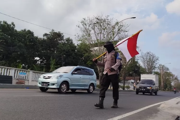 aksi-heroik-aipda-partika-sambut-hari-kesaktian-pancasila,-jalan-kaki-35-kilometer-dari-polsek-wongsorejo,-finis-polresta-banyuwangi