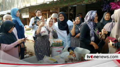 first-day-of-campaign,-cabup-serial-number-1-ipuk-meet-traders-at-blambangan-market,-candidate pair-2-ali-ali-is-not-campaigning