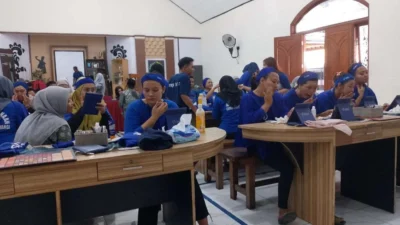 before-free,-Banyuwangi prison inmates are trained in make-up skills