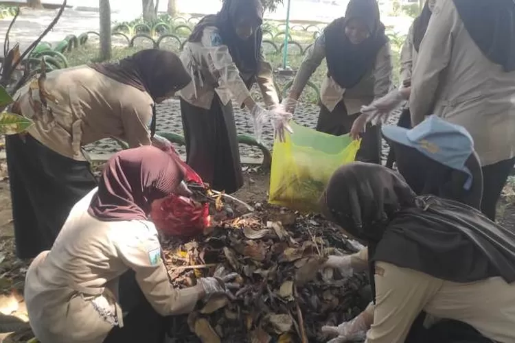 sman-1-genteng,-peringati-world-clean-up-day-gelar-bersih-bersih-di-lingkungan-sekolah-dan-rth-maron