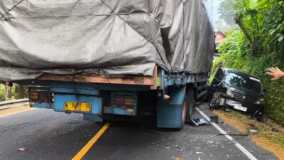 brake failure,-truk-mitsubishi-fuso-hajar-toyota-alpard-di-ruas-jalan-gilimanuk-denpasar-tabanan-bali