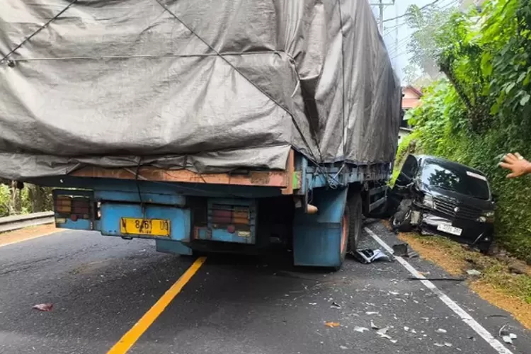 brake failure,-truk-mitsubishi-fuso-hajar-toyota-alpard-di-ruas-jalan-gilimanuk-denpasar-tabanan-bali