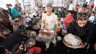 tradisi-bubak-bumi-banyuwangi,-ritual-doa-petani-sambut-awal-musim-tanam,-tuangkan-dawet-ke-sungai-–-tribunjatim.com