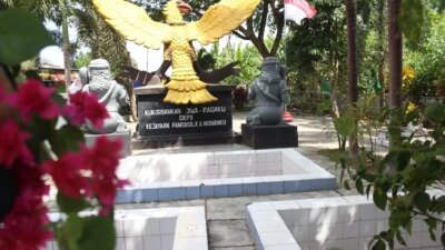 commemorate-the-sanctity-of-Pancasila,-monument-crocodile-hole-cemetuk-banyuwangi-busy-visitors