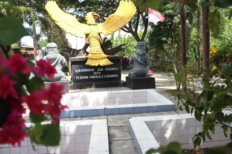 commemorate-the-sanctity-of-Pancasila,-monument-crocodile-hole-cemetuk-banyuwangi-busy-visitors