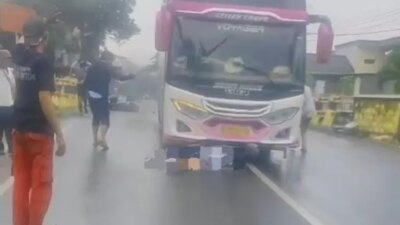 motor-terpeleset,-pelajar-masuk-kolong-bus-di-jalan-raya-jajag-banyuwangi