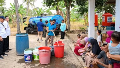 hippam-pipe on fire,-four-days-residents-of-east-secang-banyuwangi-clean-water-crisis