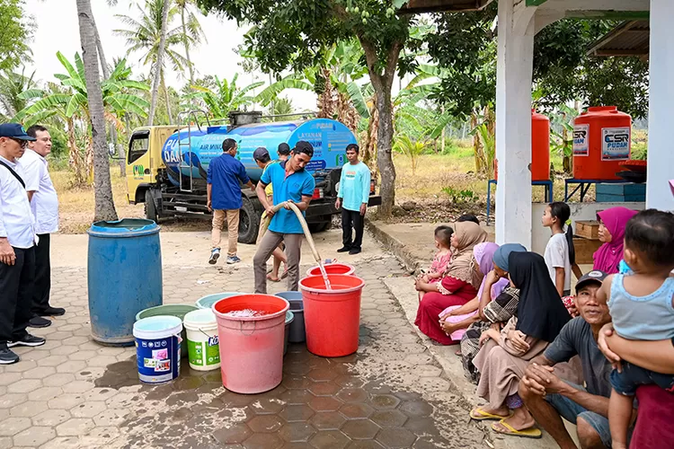 pipa-hippam-terbakar,-empat-hari-warga-secang-timur-banyuwangi-krisis-air-bersih