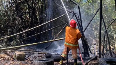 kepulan-asap-hitam-gegerkan-warga-di-dusun-sumberjo,-desa-kepundungan,-srono-district