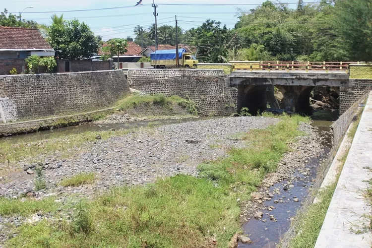 sedimen-pasir-menumpuk-hingga-satu-meter-dan-kerikil-di-sekitar-dam-garit,-desa-alasmalang,-kecamatan-singojuruh