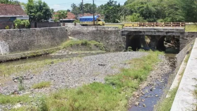 sedimen-pasir-menumpuk-hingga-satu-meter-dan-kerikil-di-sekitar-dam-garit,-desa-alasmalang,-kecamatan-singojuruh