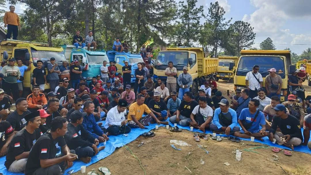 ratusan-sopir-dump-truck-banyuwangi-dukung-calon-bupati-gus-makki-ali-ruchi-di-pilkada-2024