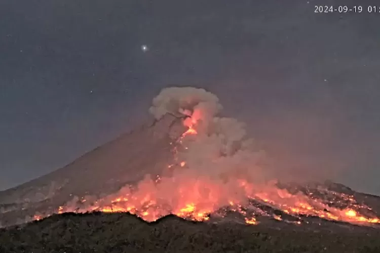 gunung-merapi-luncurkan-guguran-lava-ke-arah-kali-bebeng,-tercatat-48-kali-dengan-jarak-luncur-maksimum-1,5-kilometer