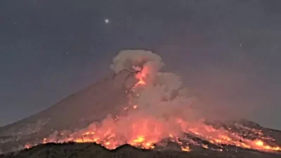 gunung-merapi-luncurkan-guguran-lava-ke-arah-kali-bebeng,-tercatat-48-kali-dengan-jarak-luncur-maksimum-1,5-kilometer