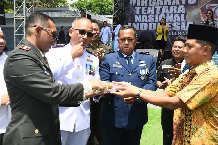 meriahnya-peringatan-hut-ke-79-tni-di-taman-blambangan;-ada-potong-tumpeng,-panggung-prajurit,-hingga-jalan-sehat-berhadiah