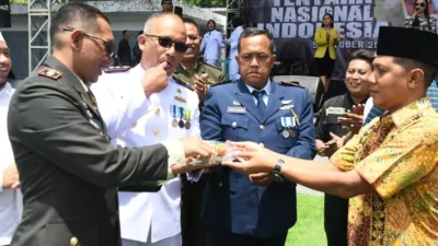 meriahnya-peringatan-hut-ke-79-tni-di-taman-blambangan;-ada-potong-tumpeng,-panggung-prajurit,-hingga-jalan-sehat-berhadiah