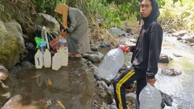 sumber-air-dipercaya-berkasiat,-bisa-langsung-diminum,-tak-berlumut-meski-sebulan-disimpan