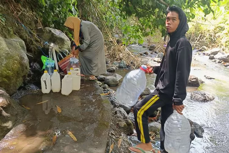 sumber-air-dipercaya-berkasiat,-bisa-langsung-diminum,-tak-berlumut-meski-sebulan-disimpan