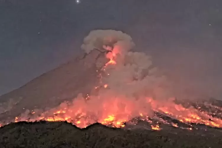 aktivitas-gunung-merapi-terbaru:-luncurkan-20-kali-guguran-lava-pijar-ke-arah-kali-bebeng,-jarak-luncur-maksimum-1.700-meter