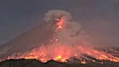 aktivitas-gunung-merapi-terbaru:-luncurkan-20-kali-guguran-lava-pijar-ke-arah-kali-bebeng,-jarak-luncur-maksimum-1.700-meter