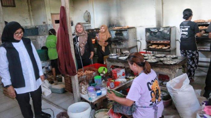 pelaku-umkm-di-banyuwangi-berteriak-happy:-program-pemberdayaan-ipuk-konkrit-dan-harus-dilanjutkan-–-tribunjatim.com