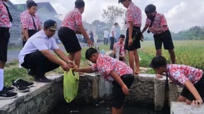 update-program-sekardadu,-ratusan-siswa-diajak-jaga-aliran-sungai-irigasi-persawahan-kebondalem-banyuwangi