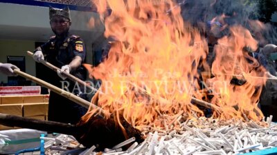 3.000-liter-arak-dibakar-bersama-500-ribu-rokok-ilegal,-ini-alasan-bea-cukai-banyuwangi