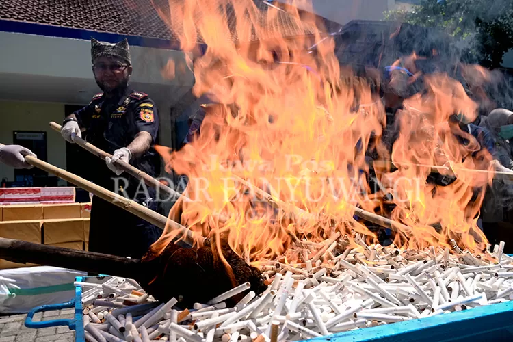 3.000-liter-arak-dibakar-bersama-500-ribu-rokok-ilegal,-ini-alasan-bea-cukai-banyuwangi