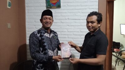 kabid-pendis-kanwil-kemenag-jatim-menerima-buku-antologi-puisi