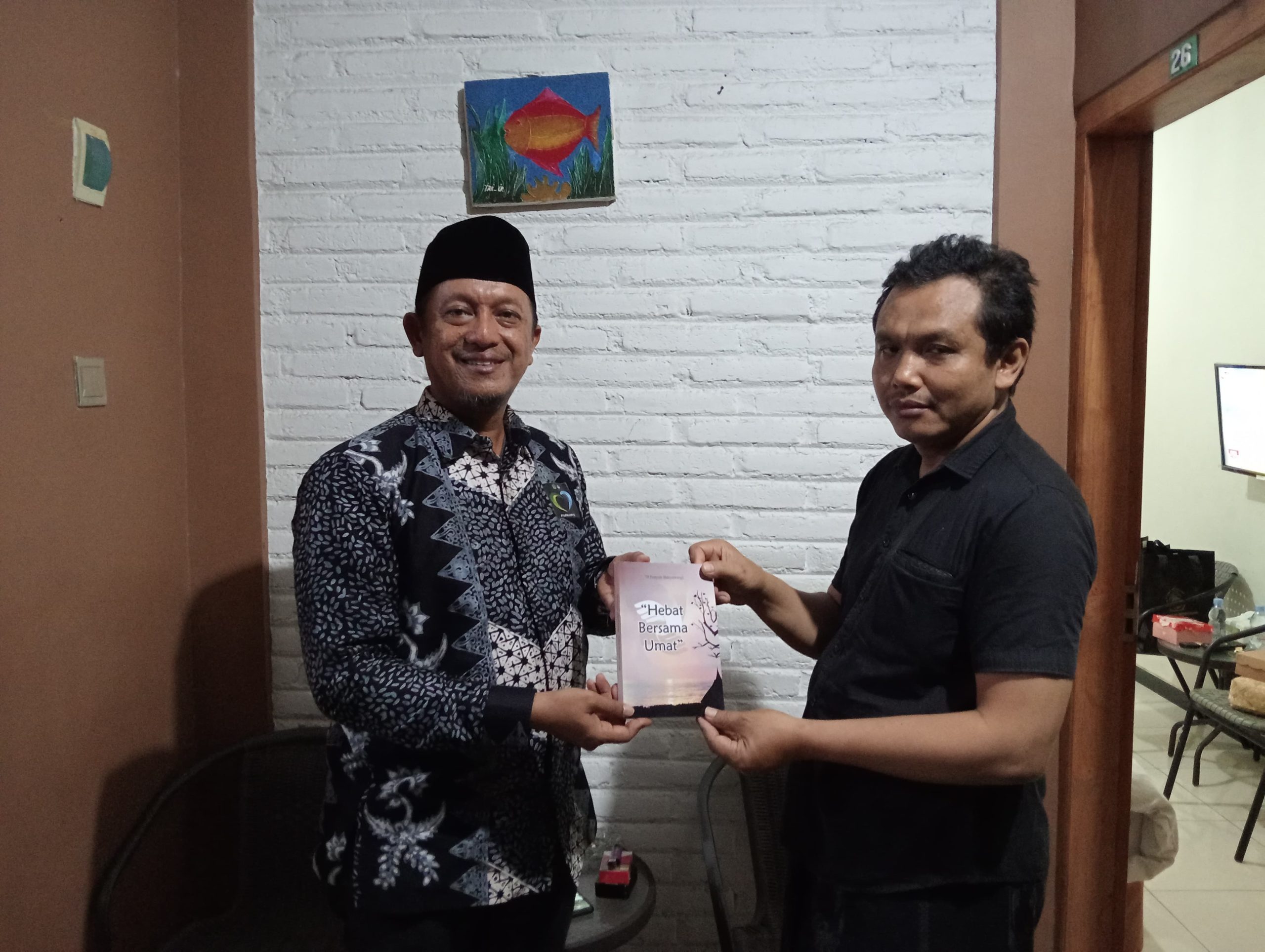 kabid-pendis-kanwil-kemenag-jatim-menerima-buku-antologi-puisi