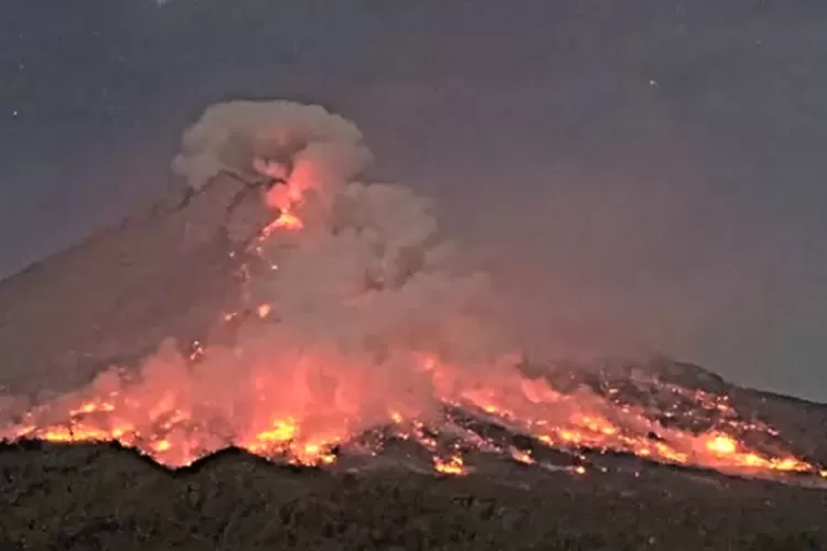 alamak,-kurun-waktu-24-jam-gunung-merapi-muntahkan-50-kali-guguran-lava:-mengarah-ke-kali-bebeng-sejauh-1,8-kilometer