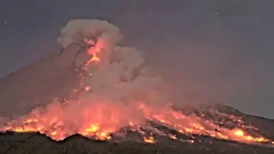 alamak,-kurun-waktu-24-jam-gunung-merapi-muntahkan-50-kali-guguran-lava:-mengarah-ke-kali-bebeng-sejauh-1,8-kilometer