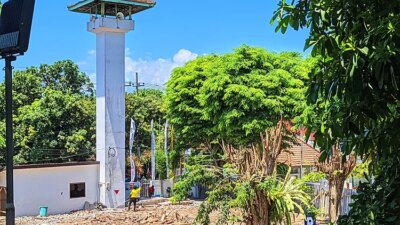 colored-excavator-damaged,-renovation-of-babussalam-mosque-banyuwangi-regency-only-leaving-the-tower