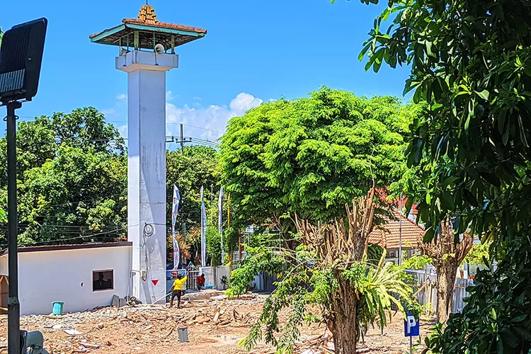 colored-excavator-damaged,-renovation-of-babussalam-mosque-banyuwangi-regency-only-leaving-the-tower