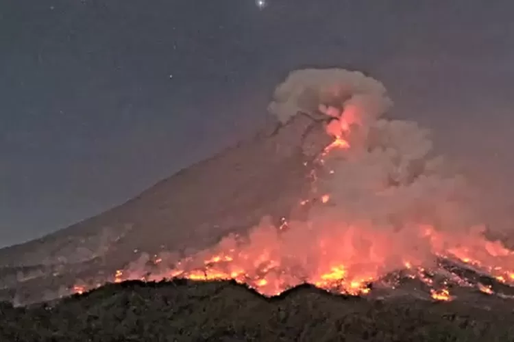 update-terbaru!-gunung-merapi-muntahkan-26-kali-guguran-lava-pijar-ke-arah-kali-bebeng,-jarak-luncur-1,7-kilometer