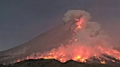 update-terbaru!-gunung-merapi-muntahkan-26-kali-guguran-lava-pijar-ke-arah-kali-bebeng,-jarak-luncur-1,7-kilometer