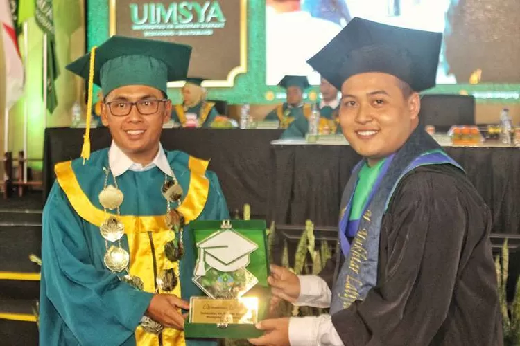 muhammad-mukhtar-latifil-ansori-merupakan-wisudawan-terbaik-di-uimsya-blokagung,-tetap-kuliah-meski-sakit