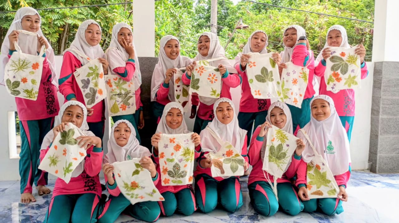 siswi-kelas-vi-mi-darun-najah-ii-praktikkan-teknik-ecoprint-dalam-pembuatan-batik