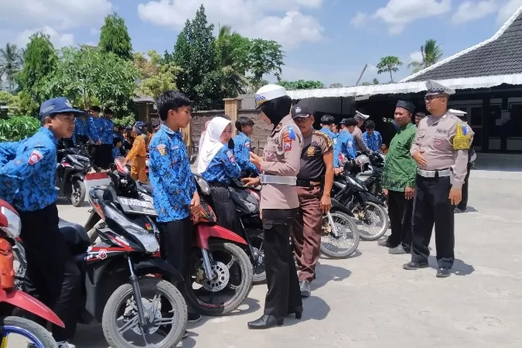 puluhan-siwa-terjaring-razia-zebra-dengan-sasaran-para-pelajar-di-wilayah-genteng-banyuwangi