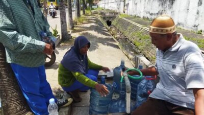 sumur-kering,-warga-desa-kebaman-banyuwangi-antre-ambil-air-bersih