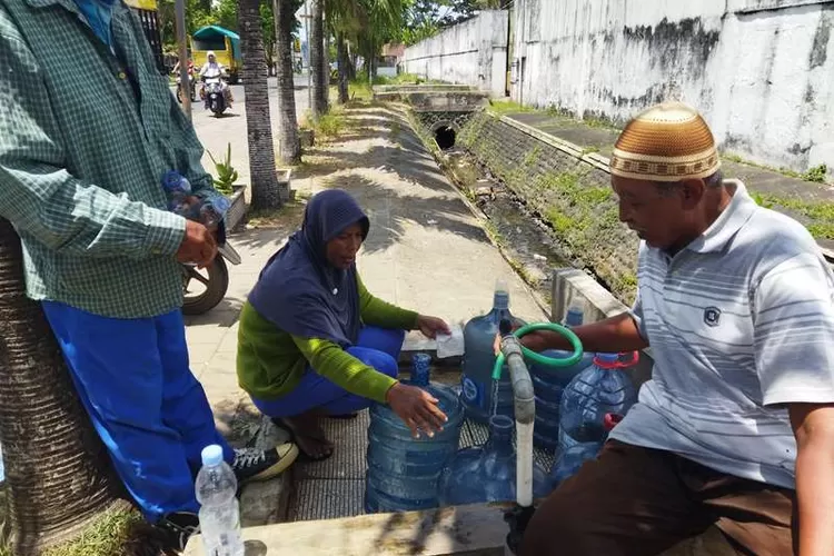 sumur-kering,-warga-desa-kebaman-banyuwangi-antre-ambil-air-bersih